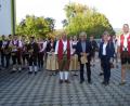 Bild: amö
Nach einem Ständchen der Blaskapelle gratulierten Vorsitzender Eduard Kunschir, Bürgermeisterin Sonja Meier und Dirigent Sebastian Kunschir und alle Musikanten dem Jubilar