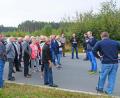 Bild: twi
Viele interessierte Bürger ließen sich von Bürgermeister Konrad Kiener(Zweiter von rechts) über Details im Industrieggebiet West II informieren