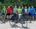 Bild: exb
1000 Kilometer an 11 Tagen absolvieren Edgar Baier, Roland Meissner, Stefan Ott, Josef Panzer, Wolfgang Flor, Karl Schönberger, Hans Mößbauer und Hans Dunzermeter (von links) auf dem Fahrrad..