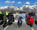 Bild: exb
Wolfgang Hohlmeier (Zweiter von rechts) mit seiner roten Vespa und den Rio-Nero-Ridern aus Schwarzenbach auf dem Großglockner. Dabei sind auch (Dritter von rechts) "Capitano" Michael Thumfahrt sowie (Fünfter von rechts) sein Stellvertreter Sebastian Haslop.