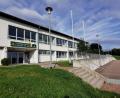 Bild: Portner
Noch ist der Parkplatz am Emil-Kemmer-Haus in Oberviechtach verwaist und auch der Fahnenmast am Eingang unbestückt. Das kann sich bald ändern.