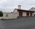 Bild: br
Anstelle der Betonfertiggarage (links im Bild) soll das Feuerwehrgerätehaus um einen Anbau für Einsatzfahrzeuge der heutigen Generation mit veranschlagten Gesamtkosten in Höhe von 406 000 Euro erweitert werden.