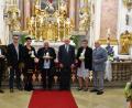 Bild: Pfarrei Münchenreuth/exb
Die Jubelpaare in der Kapplkirche mit (von links) Pater Friedhelm Czinczoll, Günther und Beate Bauer, Babette und Helmut Männer, Maria Anna und Karl Forster.