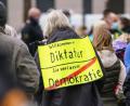 Symbolbild: Frank Rumpenhorst/dpa
Anhänger der Querdenken-Bewegung wähnen sich oft einer Diktatur, weil die Regierung Schutzmaßnahmen wegen Corona erlassen hat.