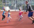 Bild: ref
Mit Feuereifer dabei: Die Kinder im Alter zwischen drei und fünf Jahren sind kaum zu bremsen, wenn Trainer Christoph Kemptner (rechts) mit spielerischen Übungen ihnen das Basketballspielen beibringt.