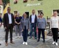 Bild: u
Bei ihrem 44. Herbstflohmarkt bekamen die CSU-Frauen überraschenden Besuch – die CSU-Bundestagsdirektkandidatin Susanne Hierl (Mitte). Sie machte den Hirschauerinnen das Kompliment, mit ihrem sozialen Engagement dem „C“ und „S“ im Parteinamen alle Ehre zu machen. Mit im Bild (von links): Dieter Hoffmann, Bürgermeister Hermann Falk, Renée Ehringer-Hoffmann und (von rechts) FU-Vorsitzende Stadträtin Michaela Meier, 3. Bürgermeisterin Bärbel Birner und 3. Bürgermeister Hermann Gebhard.