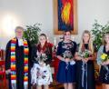 Bild: Roland Willecke/exb 
Das Bild entstand nach der Konfirmation und zeigt von links Pfarrerin Heidi Gentzwein, Leonie Zahn (Nabburg), Carina Schmidt (Pfreimd), Lea Schatz (Stulln), Hannah Schmidberger (Schwarzenfeld) und Max Strehl (Pfreimd).
