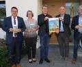 Bild: Hirsch
Bürgermeister Thomas Falter, die Leiterin des Mehrgenerationenhauses, Stefanie Staudenmayer, Pfarrer Christoph Melzl, Dekan Hans Amann und Pfarrgemeinderatssprecher Gerd Reimer (von links) werben für die Teilnahme am 17. Schöpfungstag am Samstag in Wackersdorf.