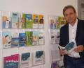 Bild: as
In allen Gemeinden bereits vorrätig ist der neue Baxi-Fahrplan, den Jürgen Kreuzer hier am Schriftenstand im Landratsamt präsentiert.