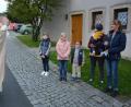 Bild: jr
Weihbischof Reinhard Pappenberger segnete vor dem Einzug in die Pfarrkirche einige Kinder, die auf ihn gewartet hatten.
