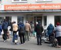Archivbild: Gabi Schönberger
Menschen stehen Schlange, weil sie auf Lebensmittel der Weidener Tafel warten. Sie zu bedienen, wird immer schwerer, sagt Tafel-Chef Gebhardt. Fehlender Impfschutz bei vielen Abholern mache immer mehr Mitarbeitern Angst.