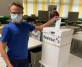 Bild: pad
Fabian Remer (M10.1) wirft seinen Stimmzettel in die versiegelte Urne zur Juniorwahl.
