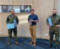 Bild: Tobias Reitmeier/exb
Der scheidende Kompaniechef Florian Sandmann (links) besuchte zusammen mit seinem Nachfolger Hauptmann Langer (rechts) Bürgermeister Peter Neumeier.