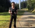 Bild: eik
ÖDP-Kandidatin Susanne Witt plaudert bei einer Runde Nordic Walking über sich und ihre politischen Themen. Nicht ganz zufällig führt die Strecke , die sie ausgesucht hat, direkt zu einem großen Windrad - eines ihrer Herzensanliegen im Zusammenhang mit der Energiewende.