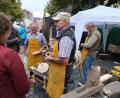 Bild: hba
Als wahrer Besuchermagnet erwies sich der Stand der Handwerkerscheune. Lebendig erzählte Herbert Konrad vom Fassbinderhandwerk.