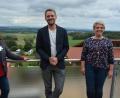 Bild: jr
Einen guten Fernblick hatten die Grünen-Politiker bei ihrem Besuch in der Petersklause“ in Großbüchlberg. Im Bild (von links) Bundestagskandidatin Anne Droste, Grünen-Landesvorsitzender Thomas von Sarnowski und MdL Anna Schwamberger.