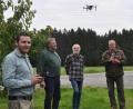 Bild: doj
Die Jagdgenossenschaft Oberlind mit Vorsitzendem Josef Meißner (Zweiter von rechts) und dem ehemaligen Stellvertreter Hans Bayerl (Zweiter von links) spendeten 2000 Euro zur Drohnenanschaffung. Die Jägerpiloten Johannes Hartwig (links) und Martin Vogt (rechts) retteten allein in der vergangenen Mähsaison 32 Rehkitzen das Leben in den Oberlinder Fluren.