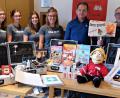 Bild: ld
Ein Brandschutzkofferset überreichten CSU-Vorsitzender Wolfgang Doleschal (Zweiter von rechts) und sein Stellvertreter Christian Drehobel (rechts) Mitgliedern der Damenfeuerwehr für die Arbeit mit den Kindern.