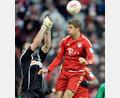 Bild: Andreas Gebert/dpa
Beim Spiel in München im Januar 2013 klärt Wolfgang Hesl im Fürther Tor vor Bayerns Thomas Müller.