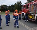 Bild: fla
Auch Fahrzeugkunde und das Wissen zur Ausstattung der Fahrzeuge gehört zur Ausbildung der Floriansjünger. Bei der Schnupperübung erklärten die "alten Hasen" der Jugendfeuerwehr alles in Kurzform. "Ausführlich wird es dann in den Übungen am Montagabend erklärt", informierte Jugendwart Josef Pflaum junior.