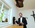 Bild: Wolfgang Steinbacher
Stefan Fischer, der evangelische Pfarrer in Hirschau an der Stelle, wo sich die Insekten niedergelassen hatten.