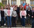 Bild: bnr
Mit 16 Studierenden startet der neue Studiengang Hauswirtschaft an der Landwirtschaftsschule in Nabburg. Die Teilnehmerinnen wurden vom Schulleiter Georg Mayer (oben rechts) und der stellvertretenden Schulleiterin Elisabeth Beer (Obere Reihe Zweite von rechts) an der Schule begrüßt.