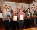 Bild: frd
Den Geehrten (vorne von links) Elfriede Salomon, Silvia Hummer, Erika Lang, Maria Lang, Sonja Hammerl und Vorsitzender Anja Haberl, gratulierten die Ehrengäste.