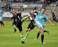 Bild: Hubert Ziegler
Hart umkämpfter Ball im Mittelfeld zwischen dem Gebenbacher Kapitän und defensiven Mittelfeldspieler Oliver Gorgiev (links) und Linksverteidiger Damyan Opcin (rechts) vom SV Seligenporten.