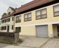 Bild: Eichl
Der Verkauf des Pfarrhauses (links) ist beschlossen, vom Bonhoefferhaus (rechts) mag sich die Kirchengemeinde nicht trennen.