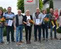 Bild: jr
Langjährige Mitarbeiter zeichnete die Firma Tiefbau Schaumberger im Rahmen eines Betriebsfestes aus. Im Bild (von links) Sibylle und Thomas Männer, Theo und Maria Schaumberger, Robert und Andrea Scholz sowie Geschäftsführer Johannes Schaumberger mit Tochter Emma und Ehefrau Nadine.