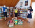 Bild: rca
Geschenkübergabe in der Pfarrbücherei Immenreuth: (von links) Claudia Pecher, Leiterin der Landesfachstelle für Büchereien und Bildung im katholischen Medienhaus St. Michaelsbund, Büchereileiterin Anita Reichenberger und Christina Schnödt, Leiterin der Diözesanstelle des St. Michaelsbundes.