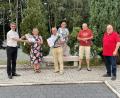 Bild: adj
Auch im Namen seiner Frau Inge nimmt Herbert Winter (Dritter von links) die Urkunden und Geschenke für 40 Jahre Mitgliedschaft von Vorsitzender Elisabeth Bauer (Zweiter von links) und Pfarrer Thomas Kopp (links) entgegen. Der KAB-Vorstand gratuliert.