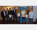 Bild: pop
Die geehrten Mitglieder (von links) Markus Mehringer, Peter Braun, Wolfgang Wermke, Karl Fochtner und die Gratulanten MdB Alois Karl, Mathias Huger, MdL Harald Schwartz und Susanne Hierl.