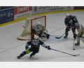 Bild: gb
Edgars Homjakovs und Nick Latta (hinten) vor dem Kasten der Bayreuth Tigers: Am vergangenen Sonntag unterlagen die Blue Devils dem DEL2-Klub mit 3:5. Am Sonntag treten die Weidener beim ERSC Amberg an.