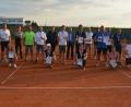 Bild: jr
20 Herren und 4 Damen gingen bei den Tennis-Stadtmeisterschaften in Mitterteich an den Start. Im Bild die Sieger und Platzierten der verschiedenen Klassen mit den Ehrengästen.
