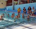 Bild: Christine Fleischmann/exb
Da war die Freude groß: (von links) Bernhard Fleischmann, Barbara Hottner, Veronika Straller und Hildegard Walch mit den Kindern und ihren Schwimmabzeichen.