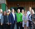 Bild: Tanzgruppe Welnhofer/exb 
Zweiter Bürgermeister Egbert Völkl (Vierter von links) gratulierte dem neuen Vorstand mit (von links) Sophie Deseive, Melanie Schuhbauer, Marion Dietz, Mike Welnhofer, Christine Grundler, Gaby Großer, Nikolai Welnhofer und Stella Welnhofer.