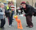 Bild: Wolfgang Steinbacher
"Amberg macht die Augen auf": Mit einer Aktion (Pantomime und Verteilung von Postkarten) am Marktplatz starteten die interkulturellen Wochen in Amberg.