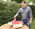 Bild: Hans-Christian Wagner
Anwalt Bernhard Schmeilzl schnitt die Hundekotbeutel auf dem Gerüst im Nachbarsgarten ab. Dann stellte er Selbstanzeige wegen Hausfriedensbruchs – das Verfahren wurde nun eingestellt.