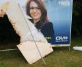 Bild: Wolfgang Lotter/exb
Die CSU sieht sich als Opfer organisierter Attacken auf ihre Plakate. In Pfreimd haben Unbekannte die Holzwand eines Großflächenplakates herausgeschlagen.