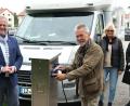 Bild: Hirsch
Die Camper Christian und Gabriele Miltz (Mitte) steckten ihr Wohnmobil an die neue Stromladesäule am Stellplatz in Schwandorf an. Unterstützt von Oberbürgermeister Andreas Feller (links) und Sandra Eckert vom städtischen Tourismusbüro (rechts).
