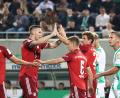 Bild: Daniel Karmann/dpa
Die Bayern jubeln auch in Fürth.