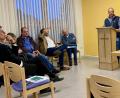 Bild: Eichl
Die Stimmung in der Gemeindeversammlung in Flossenbürg nennt Dekan Thomas Guba (rechts) "gut, unaufgeregt und konstruktiv". Links im Bild Pfarrer Volker Wappmann.