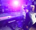 Archivbild: Petra Hartl
Inhaber Daniel Zienert steht am DJ-Pult im Hashtag Weiden. Die Tanzfläche ist leer. Doch das wird bald wieder anders aussehen. Denn ab Oktober dürfen die Clubs endlich öffnen.