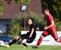 Bild: Schrems
Der FC Tirschenreuth erkämpfte sich beim TSV Kirchenlaibach ein 1:1. Hier spielt Jakob Völkl (schwarzes Trikot) den Ball vor dem Kirchenlaibacher Daniel Kaufmann.