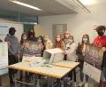 Bild: St. Michaels-Werk/exb
Eifrig zählen die Schüler der G10 unter Anleitung von Klassenleiterin Cornelia Haberkorn und Verena Mardanow, Organisatorin der Juniorwahl, die abgegebenen Stimmen nach der Schließung des Wahllokals aus.