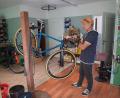 Bild: Eger
Der Chef legt selbst mit Hand an. Georg Preisinger fertigt in seiner Radfirma Gunhsa in Schwarzenbach bei Bärnau Cycloscrossräder für den Rennsport und Gravlebikes für den alltäglichen Einsatz.