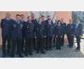 Bild: exb/Stephanie Bleuse
In der Jahreshauptversammlung der Feuerwehr Unterlind standen Neuwahlen und Ehrungen auf dem Programm. Auf dem Bild (von links) Stellvertretender Kommandant Georg Lehnert, Daniel Köstler, Simon Glaser, Christopher Prechtl, Franz-Julian Pscherer, der neu gewählte Erste Kommandant Raphael Pscherer, Lukas Völkl, Sebastian Wiche, Luca Daubner, Heiko Dumler, Kreisbrandinspektorin und ständige Vertreterin des Kreisbrandrats Kerstin Schmidt, Kreisbrandmeister Johannes Geisler, Vorsitzender Winfried Prokisch und Bürgermeister Franz Tauber.