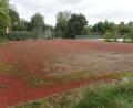 Bild: br
Im Rahmen einer Sanierung der kommunalen Sportstätte soll anstelle des Hartplatzes (unser Bild) ein Kunstrasenspielfeld angelegt werden.