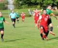 Bild: heh
Der TSV Konnersreuth gewann das Spitzenspiel der Kreisliga Süd gegen den VfB Arzberg mit 2:0. Hier wird Oliver Schicker (rotes Trikot), Schütze des zweiten Treffers, von Ralf Dörr bedrängt.